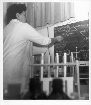 Frankfurt (Main). Frau Gasser bei der theoretischen Ausarbeitung eines Parfüms