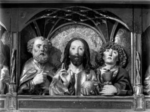Predella im geöffneten Zustand — Mittlerer Schrein: Christus als Salvator mundi, umrahmt von den Heiligen Petrus und Johannes Evangelist