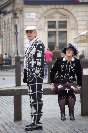 Schräges älteres Paar posiert in Covent Garden