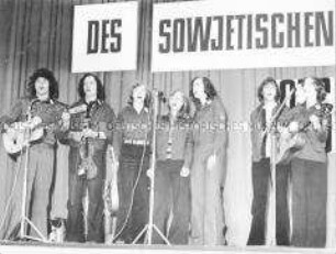 FDJ-Musikgruppe beim Fest des sowjetischen Liedes der DSF in Berlin (Ost)