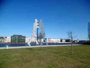 Berlin: Treptower Spreeufer gegenüber der Treptowers mit Moleculare Man