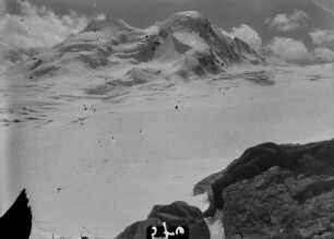 Panorama einer Gebirgslandschaft : Panorama einer schneebedeckten Gebirgslandschaft im Tian Shan Hochgebirge
