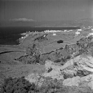 Felsige Küstenlandschaft mit Blick auf Mykonos und das Meer