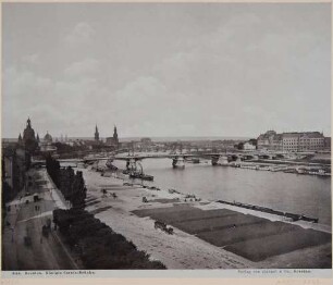 Stadtansicht von Dresden, Blick über die Elbe auf die Alt- und Neustadt nach Westen, Bildmitte die alte Carolabrücke
