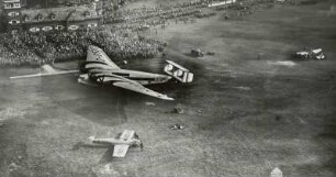 Flugplatz Dresden-Heller, Verkehrsflugzeug Junkers G 38 am Flugtag auf dem Rollfeld mit Zuschauern vor dem Abfertigungsgebäude, Luftbild-Schrägaufnahme