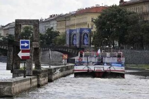 Schiff auf der Moldau : Ein Ausflugsschiff fährt in den Umgehungskanal an der Moldau. Aufgenommen in Prag am 30. Juli 2009