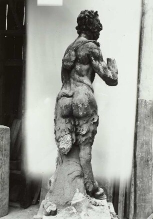 Faun aus dem Schweriner Schlosspark : Faun aus dem Schweriner Schlosspark. Sandstein (um 1700; Werkstatt Permoser, restauriert 1945/1952; W. Hempel). Rückenansicht