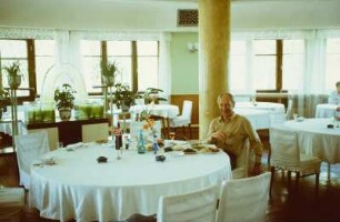 Karl-Heinz Böhle im Speisesaal eines Restaurants
