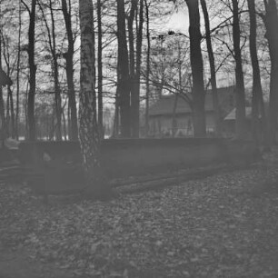 Blick auf ein Strohgedecktes Blockhaus in Lübbenau. : Wid na ze słomu krytu kładźitu chěžu w Lubnjowje.