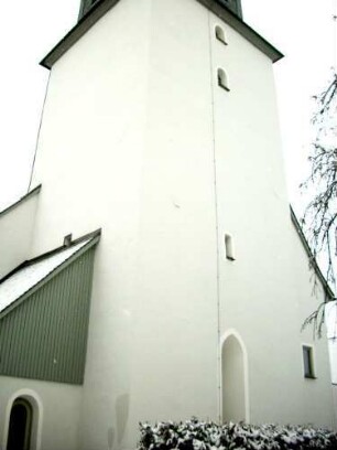 Ansicht von Ostsüdosten über Kirchturm (im Kern Romanischer Chorturm-um 1300)-Fenster im Osten des Erdgeschosses mit tief gelaibtem Gewände