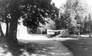 Waldhufen-Jänkendorf. Ehem. Schloßmühle, erhaltener Mauerrest, links davon das Schloss