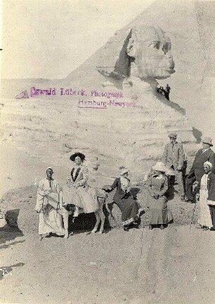 Gizeh (Ägypten). Touristen der Hapag mit Fremdenführern, teils beritten, vor der Sphinx