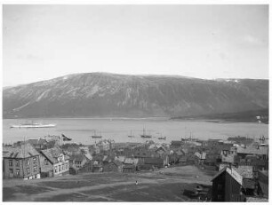 Tromsø (Norwegen). Stadtteilansicht. Blick zum Hafen mit Hochseepassagierdampfer und Booten