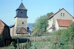 Kirche von O, rechts alte Schule