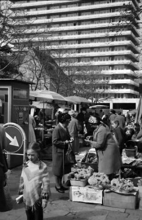 Lörrach: Marktszenen, Vordergrund Blumenstand, Hintergrund Hochhaus