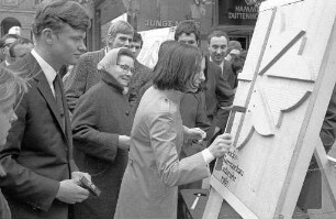 Spendenaktion für die "Aktion Sorgenkind" im Rahmen der Bundesgartenschau 1967.