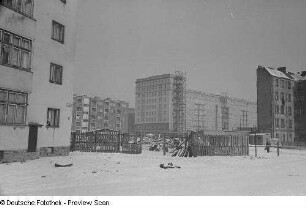 Blick auf Neubauten der Stalinallee (heutige Karl-Marx-Allee)