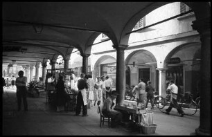 Lugano: Gasse mit Kolonnaden