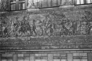 Fürstenzug : Dresden-Altstadt, Augustusstraße. Fürstenzug (Teilansicht). Porzellan, bemalt, glasiert, gebrannt (1906-1907; nach Vorlage von 1872-1876 von W. Walther)) am Langen Gang des Residenzschlosses