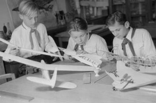 Haus der Kinder: Junge Pioniere beim Segelflugzeugbau und an einer Bohrmaschine : Pioniere bei der Konstruktion eines Modellflugzeugs