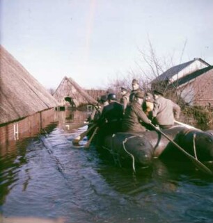 Sturmflut Hamburg 1962. Soldaten der Bundeswehr kommen in überflutetem Gebiet im Schlauchboot zur Hilfe