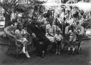 Familie Zinck : Die Familie des Bibliothekars Zinck auf Korbmöbeln sitzend.