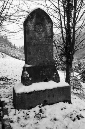 Sulzburg: Judenfriedhof im Schnee; verschiedene Gräber