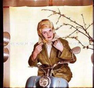 Frühlingsmode: Frau mit Moped