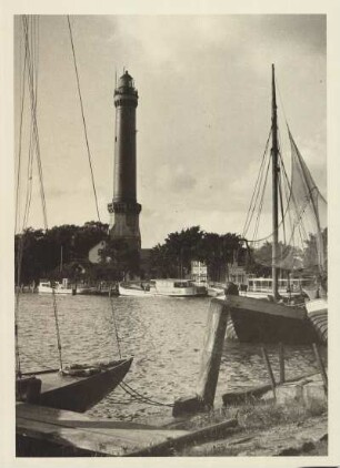 Osternothafen bei Swinemünde. Hafen. In der Bildmitte der 68 m hohe Leuchtturm - der höchste Leuchturm an der Ostsee