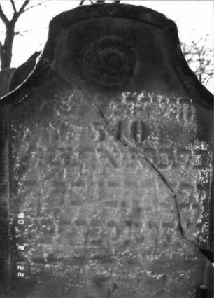 Grabstein 200 (Index: 100116346) Material: Sandstein Zustand: Querriß, stark verwittert mit fast völligem Textverlust Maße HxBxT: 82x51x9 cm Beschreibung: Stele mit konkav eingezogenem Segmentbogenabschluß, eingetieftes Schriftfeld Symbolik: Blüte Besonderheit: Nr. 510: Grabstein 200A