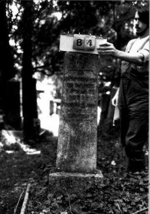 Grabstein 84 (Index: 100109411) Material: Sandstein oder Marmor (?), Sockel Kalksein Zustand: gut Maße HxBxT: 124x30x14 cm Beschreibung: Obelisk, Sockel: Grabstein 84