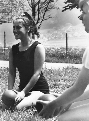 Sonthofen. Im Erholungsheim der Techniker Krankenkasse (TK) wird aktive Erholung großgeschrieben. Hier werden gymnastische Übungen mit einem Ball durchgeführt. Aufgenommen 1968