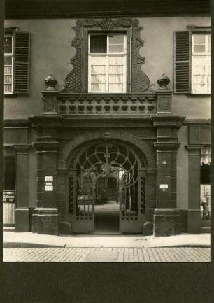 Marktplatz 8. Gaststätte Neustadter Hof, Tor 1737