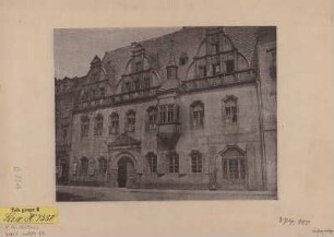 Ansicht vom Wohnhaus der Caroline Neuber in der Inneren Schneeberger Straße in Zwickau, Lithographie, um 1880 : [Wohnhaus der Caroline Neuber in der Inneren Schneeberger Straße in Zwickau] - [Dresden] : [Römmler & Jonas], [um 1880]. - 1 Kunstbl. : Lithogr. ; 22 x 17 cm