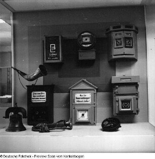 Feuerwache (Louisenstraße?), Feuerwehrautos, Ausstellung mit Modell der Feuerwache Louisenstraße, Feuerwehrleute mit Einsatzleiter Kaiser