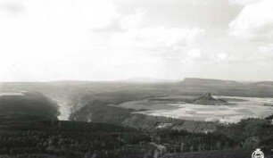 Sächsische Schweiz. Elbcanyon mit Herrnskretschen (Hřensko/Tsechien) und Schönaer Ebenheit mit Zirkelstein und Großem Zschirnstein. Blick vom Großen Winterberg nach Südost