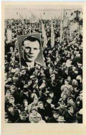 Postkarte zur Geschichte der Raumfahrt im Sozialismus: Jubel um Juri Gagarin