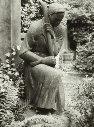 Dresden, Äußerer Plauener Friedhof : Dresden-Plauen. Äußerer Plauener Friedhof. Grabmal einer Familie (Urnengrabanlage), Sandstein, Anfang 20. Jahrhundert. Detail: Niederkniender Pilger
