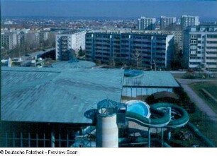 Erlebnisbad ELBAMARE : Blick aus dem 8. Obergeschoß des Seniorenheims der Volkssolidarität Dresden e. V., Altgorbitzer Ring 58, über Dächer und Riesenrutsche des Erlebnisbades ELBAMARE und das Wohngebiet