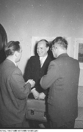 Prof. Dr. Manfred von Ardenne (Bildmitte) im Gespräch, 1957/58