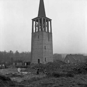 Thymmo-Kirche: Möhlenstedt: Bau des Kirchenschiffs: vorn links Arbeiter beim Ausheben der Baugrube: dahinter Baubuden: hinten Mitte Glockenturm: hinten rechts Wohnhaus