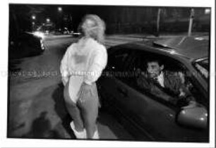 Prostituierte und Kunde am Autostrich in der Oranienburger Straße