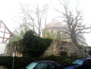 Dagobertshausen-Evangelische Kirche - Ansicht von Ostnordosten mit Kirche über Kirchhofmauer (Werksteine im Mauersteinverband)