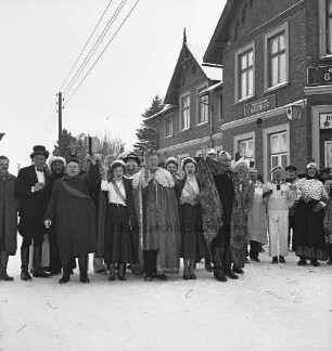 Karneval: Freiwillige Feuerwehr Todendorf: Festumzug durch die Orte des Amtes Mollhagen: Prinz Hans Rickers mit Prinzessinnen Inge Rickers und Marga Bruhn sowie Zeremonienmeister und Mitgliedern des Elferrates: im Hintergrund rechts Gayckens Gasthof: Winter