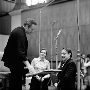 Carlos Kleiber im Probengespräch mit Produktionsleiterin Ellen Hickmann und Konzertmeister Rudolf Ulbrich
