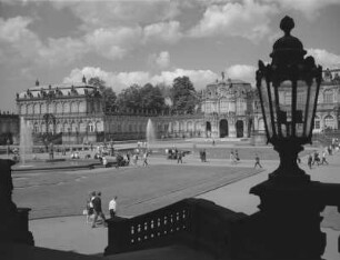 Dresden. Zwinger, Blick vom Deutschen Pavillon zum Mathematisch-Physikalischen Salon und zum Wallpavillon