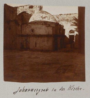 Johannesgrab in der Kirche. [sebastie]