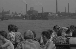 Duisburg: Hafenrundfahrt, Publikum an Deck, Hintergrund Industrie