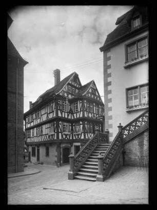 Rathausgasse, Haus der vier Gekrönten und Treppenaufgang zum alten Rathaus