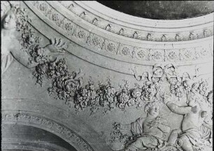 Berlin, Schloss Charlottenburg, Altes Schloss, Treppenhaus, R. 113 / R. 208, Detail des Deckengewölbes in Höhe der Lünetten, Herme mit Putten und Girlande.